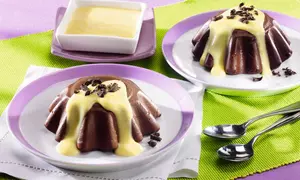 Şarlotă de ciocolată cu topping de vanilie