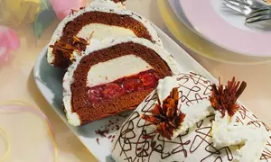 Prăjitură cu brânză şi cireşe