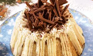 Şarlotă cu frişcă şi cafea