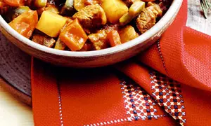 Gulaş cu ardei şi cartofi