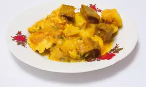 Gulaş cu carne de vită şi cartofi