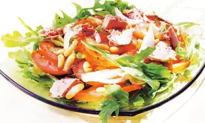 Salată cu fasole şi şuncă