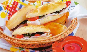 Cornuri cu şuncă, măsline şi caşcaval