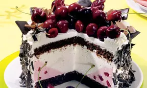 Tort de cireşe cu fulgi de ciocolată