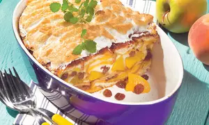 Budincă de pişcoturi cu mere şi piersici