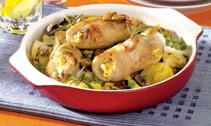 Rulouri de curcan pe pat de cartofi copţi