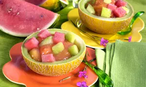 Salată de pepene în coajă