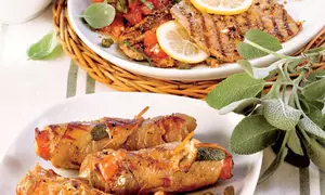 Piept de pui cu rulouri din bacon şi crenvurşti