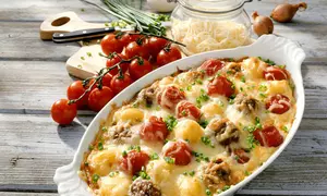 Roşii gratinate cu perişoare de carne şi cartofi cu brânză