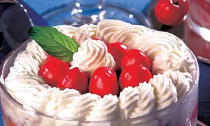 Cremă cu frişcă şi cireşe