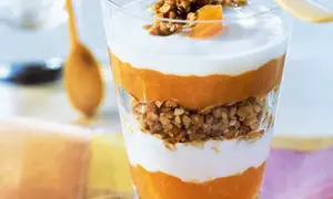 Desert din iaurt cu cereale şi caise