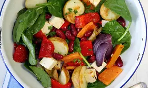 Salată de crudităţi cu cartofi copţi