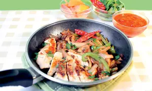 Piept de pui cu legume şi sos picant