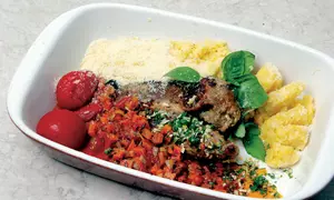 Mămăliguţă cu sos tomat şi cărniţă