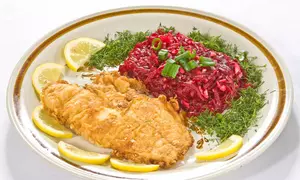 File de şalău cu salată de sfeclă roşie