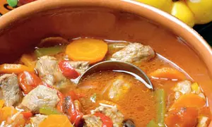 Tocăniţă cu legume şi carne de porc