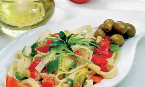 Paste cu roşii, busuioc şi măsline verzi