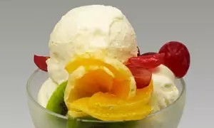 Îngheţată albă cu fructe