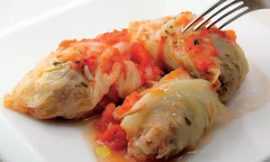 Sărmăluţe în foi de varză acră