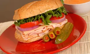 Sendvişuri cu şuncă şi brânză topită