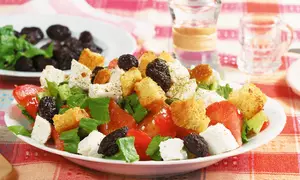 Salată grecească cu crutoane
