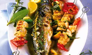 Păstrăv şi frigărui la grătar