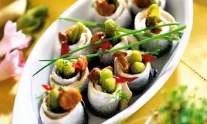 Rulouri de hering marinat