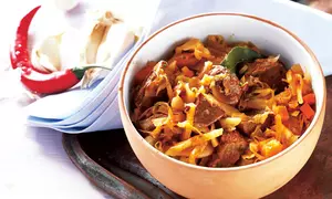 Varză călită cu pulpă de porc