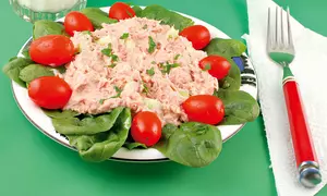 Salată de pui cu roşii