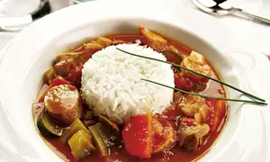 Orez cu sos şi cârnaţi picanţi