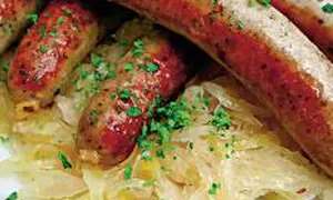 Varză călită cu cârnați