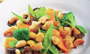 Salată de pui cu caju