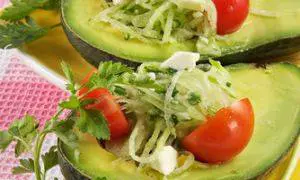 Salată de pui cu avocado