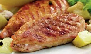 Piept de curcan cu ardei copți