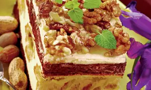 Prăjitură cu glazură de bezea şi nuci