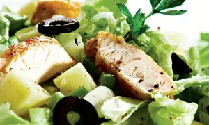 Salată cu pui la grătar