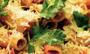 Paste cu sos și parmezan