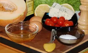 Salată lollo cu pepene galben şi gorgonzola