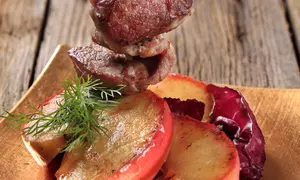 Reţete: Frigărui de porc cu mere şi lămâi