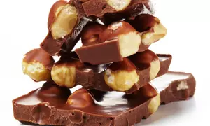 Desert: Ciocolată de casă cu alune şi cafea