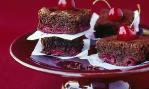 Desert: Prăjitură cu vişine