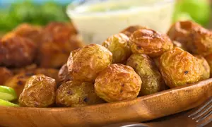 Aperativ: Cartofi copţi cu tzatziki
