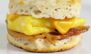 Reţete: Ouă coapte în chiflă