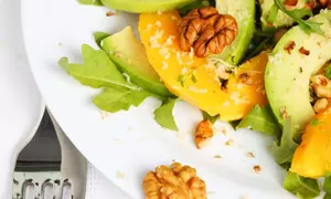 Salată cu rucola şi avocado