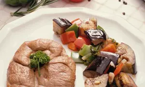 Piept de curcan cu sos de nuci