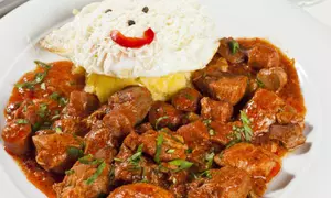 Tochitură cu ou şi mămăliguţă