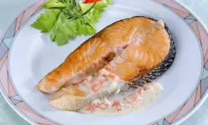 Somon la grătar cu sos