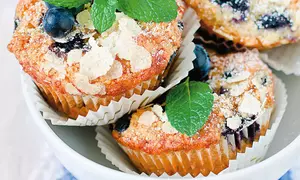 Brioşe cu afine şi fulgi de migdale