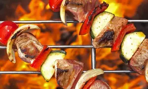 Frigărui de pui cu legume