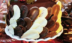 Tort de ciocolată cu cremă înmiresmată cu mentă